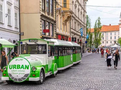 Vlakec za vožnjo turistov po Ljubljani