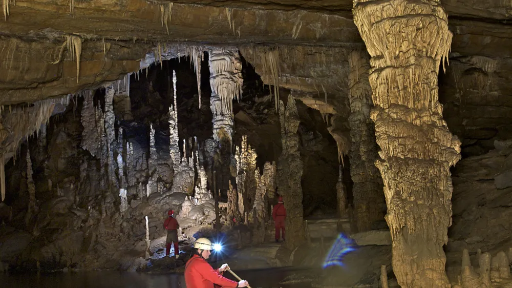 - Križna jama - Stari trg pri Ložu- posebnost jame so podzemna jezera s sigastimi pregradami in najdišče kosti jamskih medvedov- dolžina vseh znanih rovov je več kot 10 km. //FOTO: Jaka AdamičOPOMBA: ZA OBJAVO V PRILOGI – DNEVNIKOV OBJEKTIV - REPORTAŽA