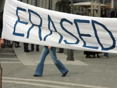 - ilustrativna fotografija - <br><br><br>- izbrisani - manifestacija ob 17. obletnici izbrisa, - zahtevali so, da se vsem, ki jim je bila preprečena vrnitev v Slovenijo, omogoči, da se vrnejo na domove, Še vedno tudi zahtevajo izdajo odločb o stalnem prebivališču za nazaj vsem, ki jih je država 26. 2. 1992 izbrisala iz registra stalnega prebivalstva/FOTO: Luka CjuhaOPOMBA: ZA OBJAVO V ČASOPISU DNEVNIK