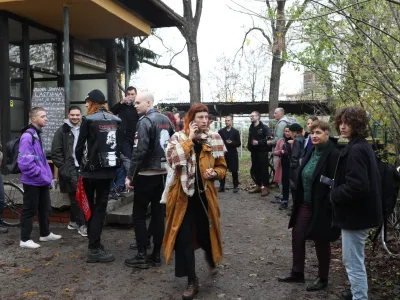 - 17.11.2022 - Participativna Ljubljanska Avtonomna Cona – PLAC, Linharotva cesta 43 - »zajtrk z DUTB«, - člani avtonomne cone pričakali delegacijo Družbe za upravljanje terjatev bank (DUTB), ki je želela vstopiti v PLAC in izvesti tehnični pregled brez dogovora //FOTO: Bojan Velikonja