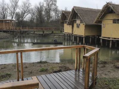 - koli&scaron;čarska naselbina Morostig &ndash; hi&scaron;a narave in koli&scaron;č. - 01.12.2022 &ndash; IG &ndash; Interpretacijski center - odprtje razstave in koli&scaron;čarske naselbine - zaključek operacije Interpretacija biotske raznovrstnosti in dedi&scaron;čine koli&scaron;č na Ljubljanskem barju (Na-kolih) //FOTO: Jaka Gasar