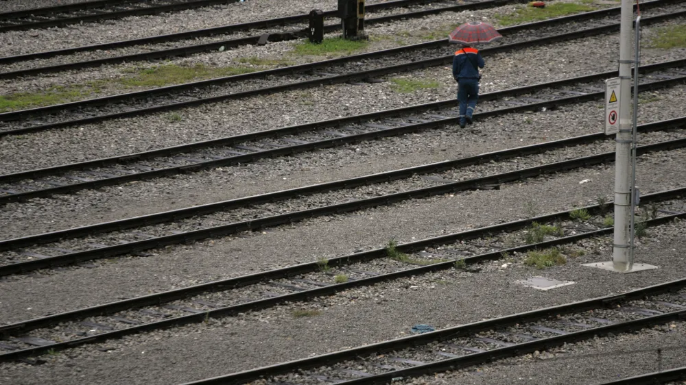 - ilustrativna fotografija - SŽ - Slovenske železnice - tiri - samomor//FOTO: Bojan Velikonja