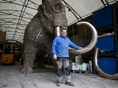 Livar Roman Kamšek se veseli, da bo po dobrih 12 letih končal izdelavo bronastega kipa. F Nik Erik Neubauer