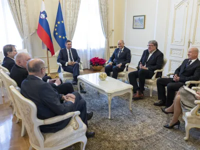 Ljubljana, predsedniska palaca.<br>Vidni predstavniki slovenske osamosvojitve - Igor Bavcar, Janez Jansa, Jelko Kacin, Lojze Peterle in Dimitrij Rupel - ter Janez Bucar v imenu pokojnega Franceta Bucarja so od predsednika republike Boruta Pahorja sprejeli leta 1993 vrnjena odlikovanja Zlati castni znak svobode.