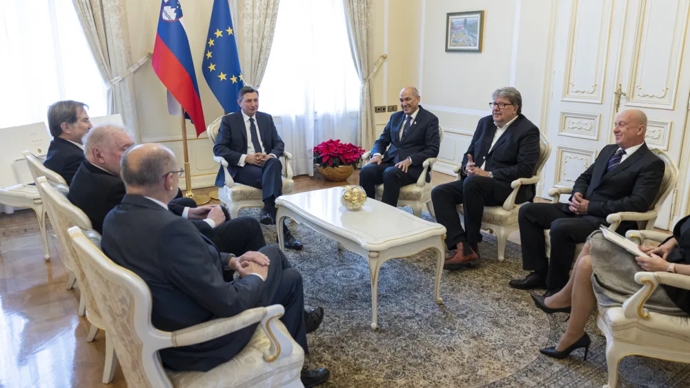 Ljubljana, predsedniska palaca.<br>Vidni predstavniki slovenske osamosvojitve - Igor Bavcar, Janez Jansa, Jelko Kacin, Lojze Peterle in Dimitrij Rupel - ter Janez Bucar v imenu pokojnega Franceta Bucarja so od predsednika republike Boruta Pahorja sprejeli leta 1993 vrnjena odlikovanja Zlati castni znak svobode.