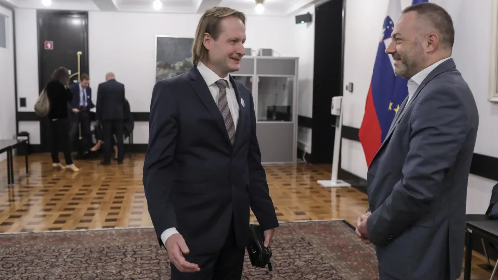 vodja pogajalske skupine Fides Gregor Zemljič, minister za zdravje Danijel Be&scaron;ič Loredan - 19.10.2022 - Vladna stran in Sindikat zdravnikov in zobozdravnikov Slovenije Fides podpisala sporazum o prekinitvi napovedane zdravni&scaron;ke stavke. //FOTO: Jaka Gasar