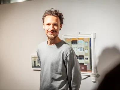 Danilo Milovanović na svoji butični razstavi Razsrediščenje – primer št. 5 v Cankarjevem domu, ki bo na ogled do 12. februarja.