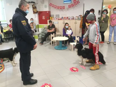 S pomočjo psov, ki v otrocih vzbujajo zanimanje in navdušenje, policisti lažje približajo svoje delo tudi najmlajšim.