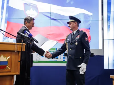 Vrhnika, Vojasnica Ivana Cankarja.<br>Poslovilni obisk predsednika republike in vrhovnega poveljnika obrambnih sil Boruta Pahorja v Slovenski vojski.<br>Predsednik republike Borut Pahor in pribocnik predsednika republike polkovnik Branko Podbreznik.