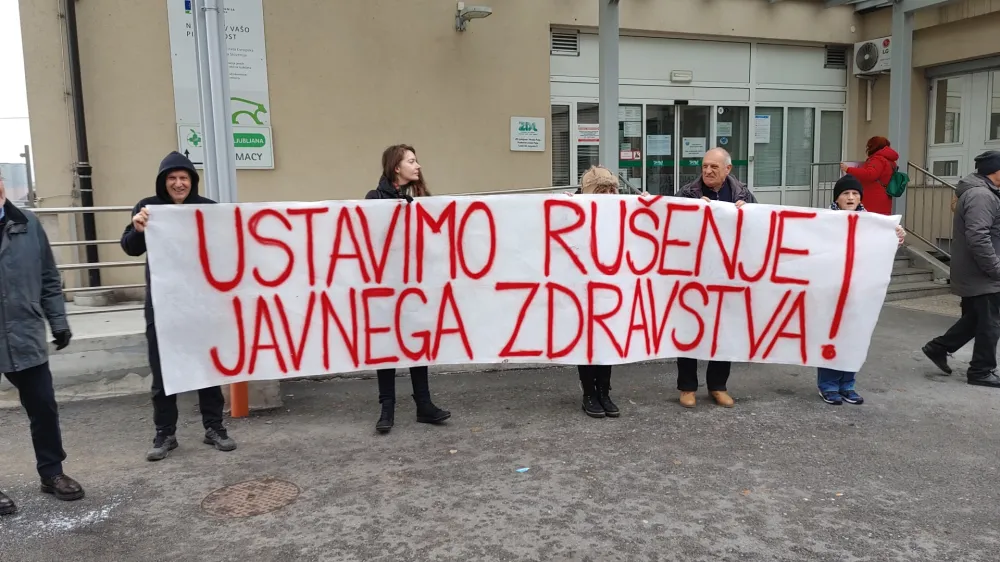 Ljubljana, Zdravstveni dom Ljubljana - Moste-Polje PE Polje.<br>Protest iniciative Glas ljudstva pred ZD Ljubljana - Moste-Polje PE Polje.<br>Foto: STA