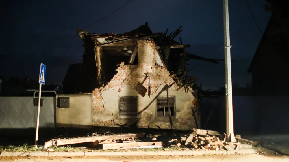 Petrinja - 29.12.2020 &ndash; Hrva&scaron;ka - ru&scaron;ilni potres z magnitudo 6,3 na območju Petrinje jugovzhodno od Zagreba, ki je zahteval sedem smrtnih žrtev, med njimi tudi 12-letno deklico &ndash; //FOTO: Bojan Velikonja