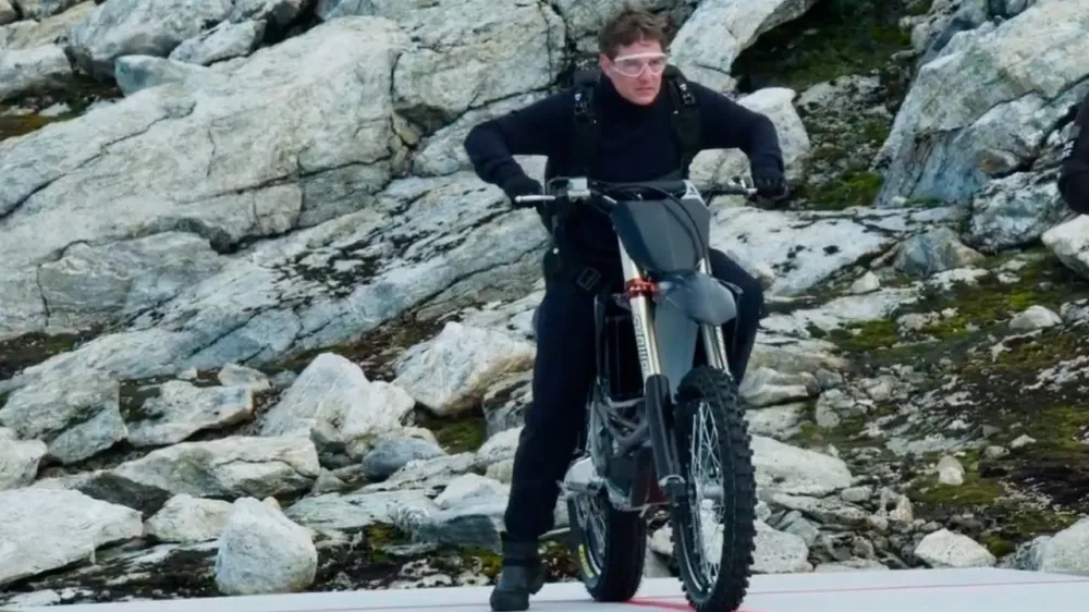 Tom Cruise je posnel spektakularen kader, med katerim je z motorjem zapeljal v prepad. F instagram
