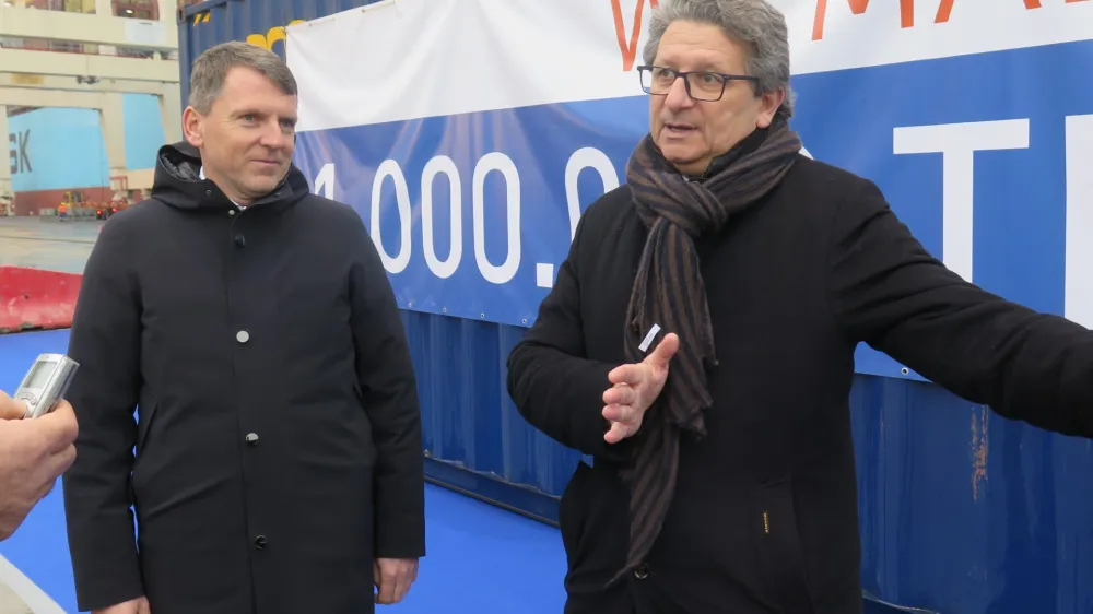 Koper, Luka Koper.<br>Slovesnost Luke Koper ob rekordnem pretovoru na kontejnerskem terminalu, kjer so presegli mejo milijona pretovorjenih kontejnerskih enot.<br>Predsednik uprave Luke Koper Bostjan Napast in predsednik pristaniske uprave v Trstu ter predsednik organizacije evropskih pristanisc ESPO Zeno D'Agostino.