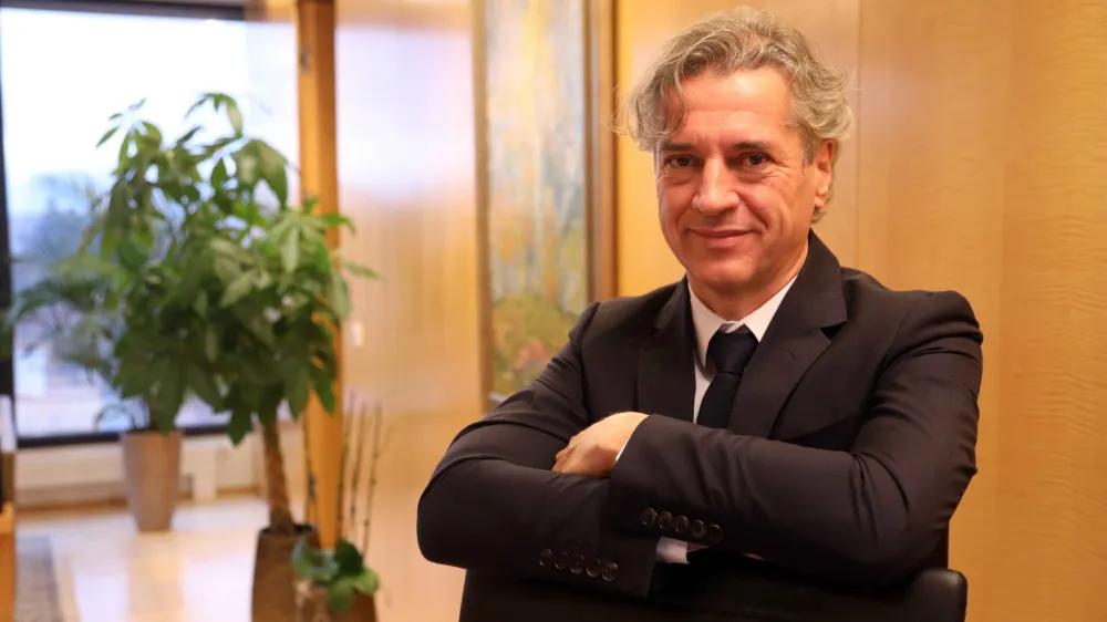 - 23.12.2022 – Dr. Robert Golob, elektroinženir, poslovnež in politik – predsednik vlade RS od 1. junija 2022 in predsednik stranke Gibanje Svoboda od 26. januarja 2022 //FOTO: Tomaž SkaleOPOMBA: DNEVNIKOV OBJEKTIV 2022 – INTERVJU