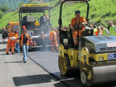 Pričakovati je, da bo skupni občinski dolg konec tega leta narasel, saj občine v volilnem letu gradijo več kot običajno – polaga se asfalt, gradijo se pločniki, obnavljajo šole ...