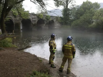 Reka unica - civilna za&scaron;čita- 26.07.2022 &ndash; kritično stanje vodooskrbe v slovenski Istri &ndash; prispeli prvi tovornjaki s cisternami surove vode iz reke Unice v vodarno Rižanskega vodovoda v Cepkih pri Dekanih.  //FOTO: Luka Cjuha