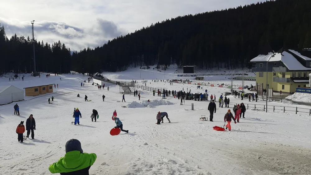 Na zasneženem Rudnem polju so poleg priljubljenega sankališča za najmlajše urejene tudi tekaške proge.