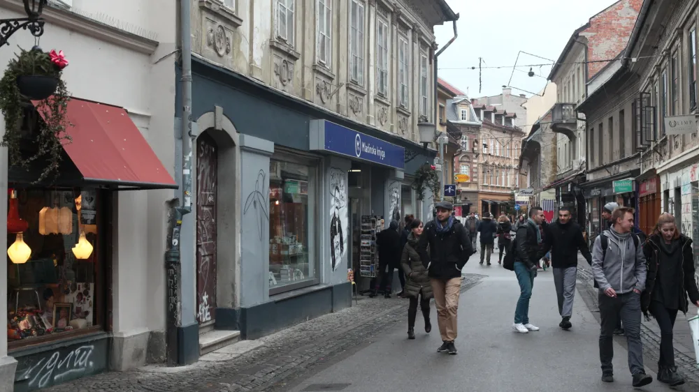 ﻿- 30.12.2015 - Trubarjeva ulica, knjigarna.   ///FOTO: Luka Cjuha.