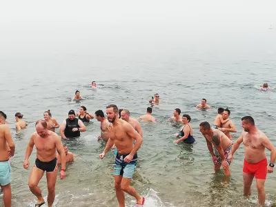 ﻿Novoletni skok v morje, pred hotelom Piran