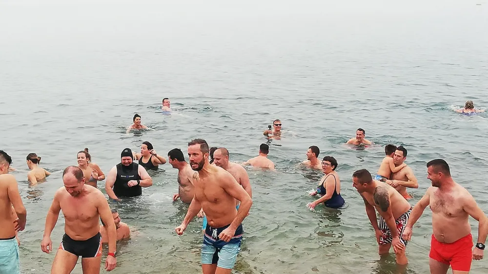 ﻿Novoletni skok v morje, pred hotelom Piran