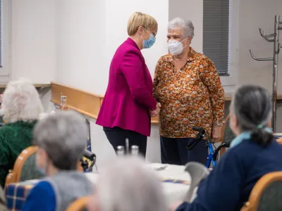 Ljubljana, Tabor.<br>Predsednica republike Natasa Pirc Musar je obiskala stanovalke in stanovalce, prostovoljce ter zaposlene v enoti Tabor, ki deluje v okviru Doma upokojencev Center v Ljubljani.