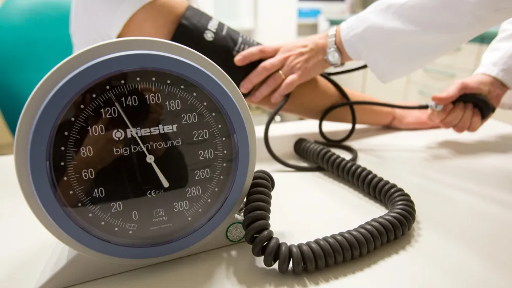 - 21.11.2017, Ljubljana - zdravstvo, ambulanta, zdravnik, merjenje krvnega tlaka, pritiska, ordinacija, kartoteke, predalnikFoto: Matjaž Ru&scaron;t