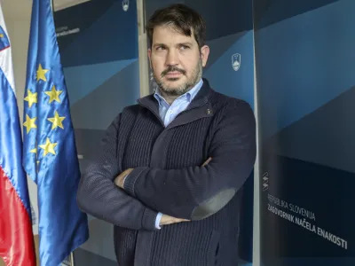 K letnemu uspehu podjetja prispevajo vsi zaposleni, zato je izključevanje staršev z majhnimi otroki ali bolnih sodelavcev iz izplačila letnih nagrad diskriminatorno, je opozoril zagovornik načela enakosti Miha Lobnik.