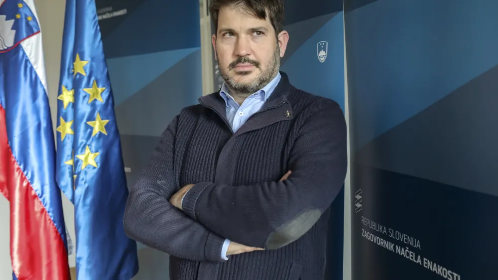 K letnemu uspehu podjetja prispevajo vsi zaposleni, zato je izključevanje staršev z majhnimi otroki ali bolnih sodelavcev iz izplačila letnih nagrad diskriminatorno, je opozoril zagovornik načela enakosti Miha Lobnik.