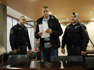 Srđan Petrović<br><br>- 03.01.2023 &ndash; sojenje primer Kava&scaron;ki klan - nadaljevanje predobravnavnih narokov domnevnim članom slovenskega dela Kava&scaron;kega klana, ta izvira iz Črne gore &ndash; tožilstvo očita, da naj bi vsaj od decembra 2018 do maja 2021 na območju več držav v okviru hierarhično organizirane kriminalne združbe na veliko trgovali z drogo.<br><br>//FOTO: Tomaž Skale<br>