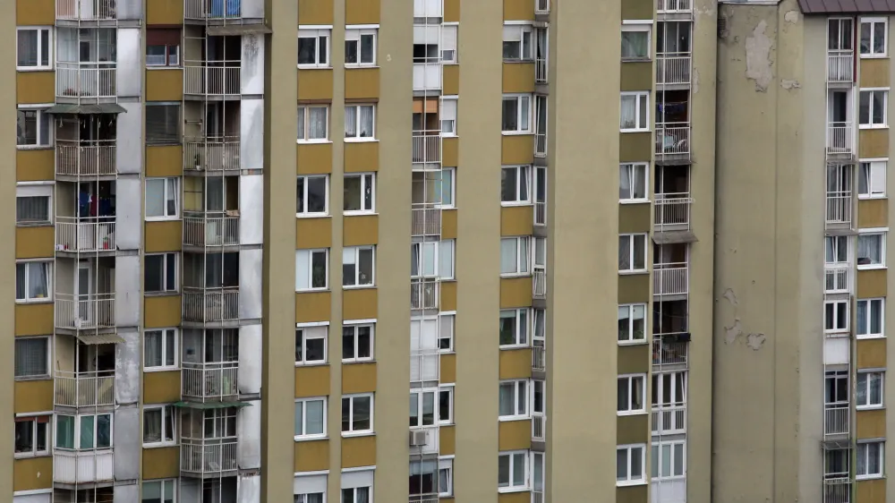 Cene stanovanj na dobrih lokacijah, kjer je povpraševanje visoko, se morda ne bodo zniževale, če pa bo kdo želel prodati starejše stanovanje, denimo v starem bloku brez dvigala v Šiški, ga bo moral poceniti, je dejal nepremičninski posrednik Alen Komić iz podjetja ABC nepremičnine. Fotografija je simbolična. Foto: Luka Cjuha 