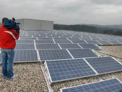 sončne celice - solarni moduli  - Tehnolo&scaron;ki park Ljubljana - nova sončna elektrarna na strehi objekta, stavba B  //FOTO: Bojan Velikonja