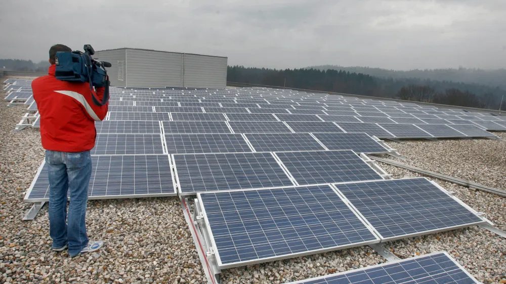 sončne celice - solarni moduli  - Tehnolo&scaron;ki park Ljubljana - nova sončna elektrarna na strehi objekta, stavba B  //FOTO: Bojan Velikonja