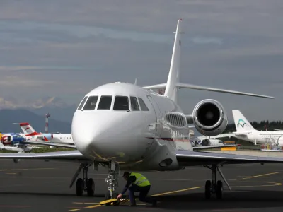 Slovensko protokolarno letalo falcon 2000EX po več kot pol leta, odkar je prenehala najemna pogodba v ZDA, pristalo na letališču Brnik.- Letalo je priletelo iz švicarskega Basla, kjer je bilo na temeljitem remontu po štirih letih najema, cena remonta pa naj bi bila nekaj 100.000 evrov///FOTO: Luka CjuhaOPOMBA: ZA OBJAVO V ČASOPISU DNEVNIK