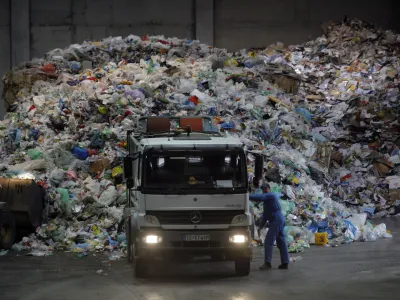 Po ocenah Zbornice komunalnega gospodarstva je bilo lani nepobrane odpadne embalaže okoli 8500 ton. Fotografija je simbolična.

 