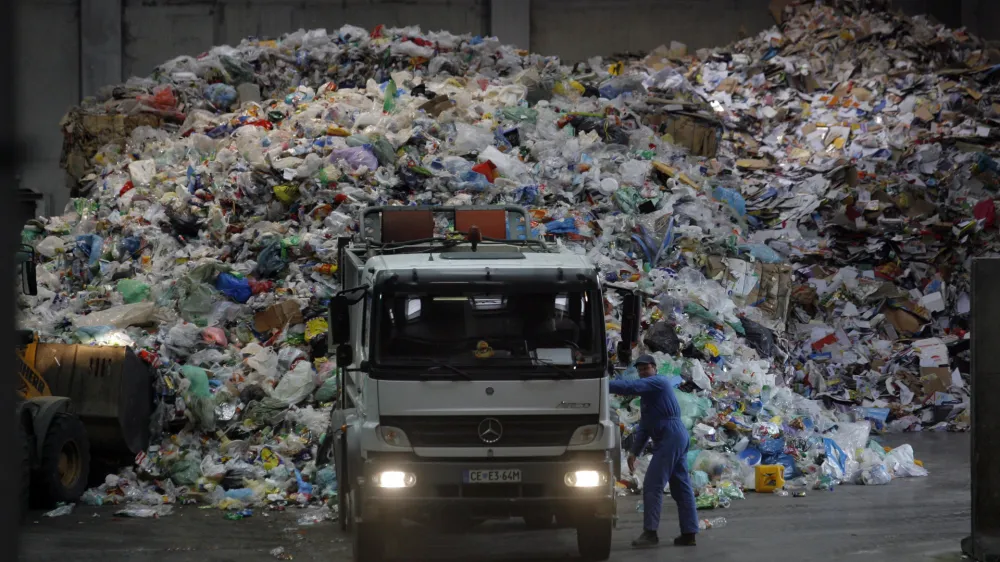 Po ocenah Zbornice komunalnega gospodarstva je bilo lani nepobrane odpadne embalaže okoli 8500 ton. Fotografija je simbolična.

 