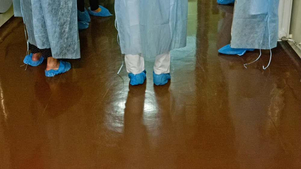 ﻿- simbolična fotografija - zdravstvo - UKC univerzitetni klinični center Ljubljana, zdravstvo,zdravstveni sistem,medicina,zaščitna oprema obleka - medicinske sestre - pacienti - bolnikioblačila,sterilizacija,sterilnost,higiena//FOTO: Tomaž Zajelšnik