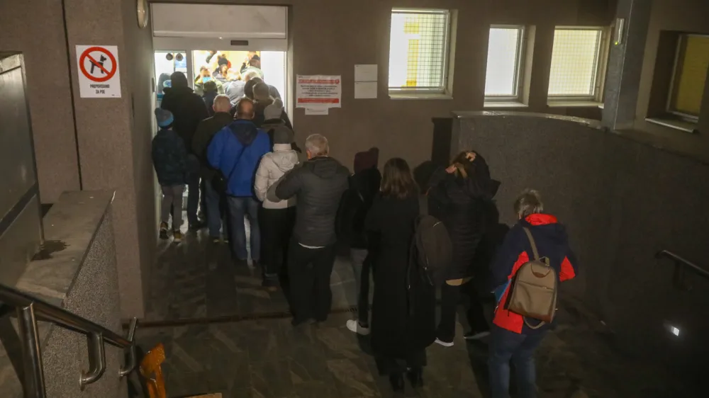  sprejem novih pacientov &ndash; vrsta do dveh novih zdravnic, ki bosta sprejeli 2.500 pacientov,&nbsp;- 06.01.2023 - Zdravstveni dom ZD Bežigrad, Kržičeva ulica 10 v Ljubljani&nbsp;//FOTO: Luka Cjuha