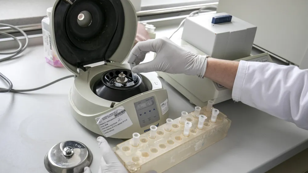 laboratorij<br><br><br>- 04.03.2020 &ndash; Maribor - Nacionalni laboratorij za zdravje, okolje in hrano (NLZOH) - Center za medicinsko mikrobiologijo &ndash; testiranje vzorcev dihal bolnikov pri katerih obstaja sum na okužbo z novim koronavirusom SARS-CoV-2 (COVID-19), Prvomajska 1 v Mariboru //FOTO: Matjaž Ru&scaron;tOPOMBA: REPORTAŽA ZA OBJEKTIV 2020