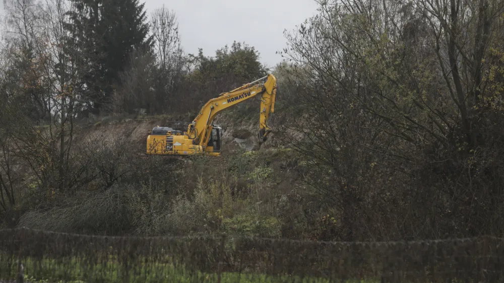 - 01.12.2022 – Stanežiče – deponija – sanacija nelegalnega nasutja gradbenega materiala, kamor je občinski izvajalec Prenova-Gradbenik odlagal gradbeni material z gradbišč na Tržaški in Dunajski cest //FOTO: Jaka Gasar