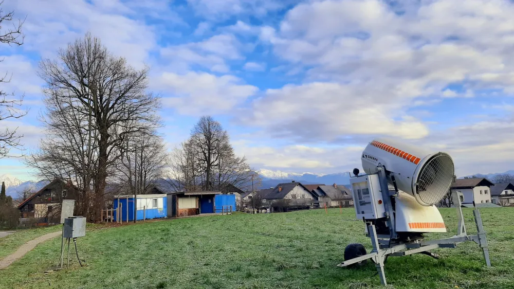 Potem ko so lani v tem času na Bonovcu uživali tekači iz vse Slovenije, letos na zelenih progah snežni topovi samevajo.