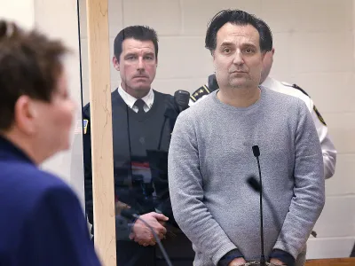 Brian Walshe ni priznal krivde glede oviranja policijske preiskave. Tožilstvo mu očita, da je lagal in zavajal preiskovalce. 