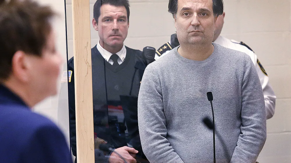 Brian Walshe ni priznal krivde glede oviranja policijske preiskave. Tožilstvo mu očita, da je lagal in zavajal preiskovalce. 