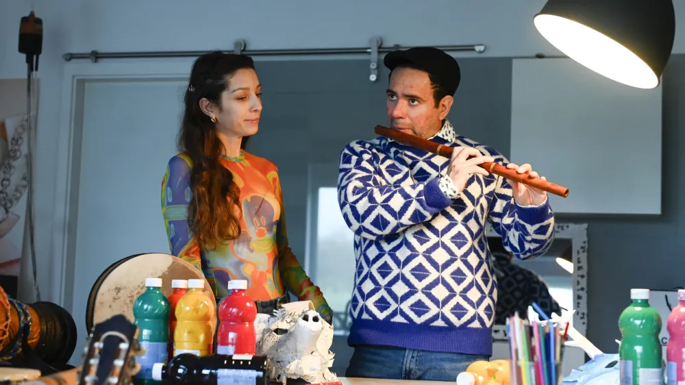 Kim Germ in Guillermo Escalante na svojih delavnicah za otroke in odrasle, ki jih spremlja glasba v živo, spodbujata k razvoju ustvarjalnosti kot vsakdanje prakse. 