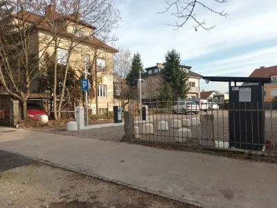 Makadamsko parkirišče ob Njegoševi cesti