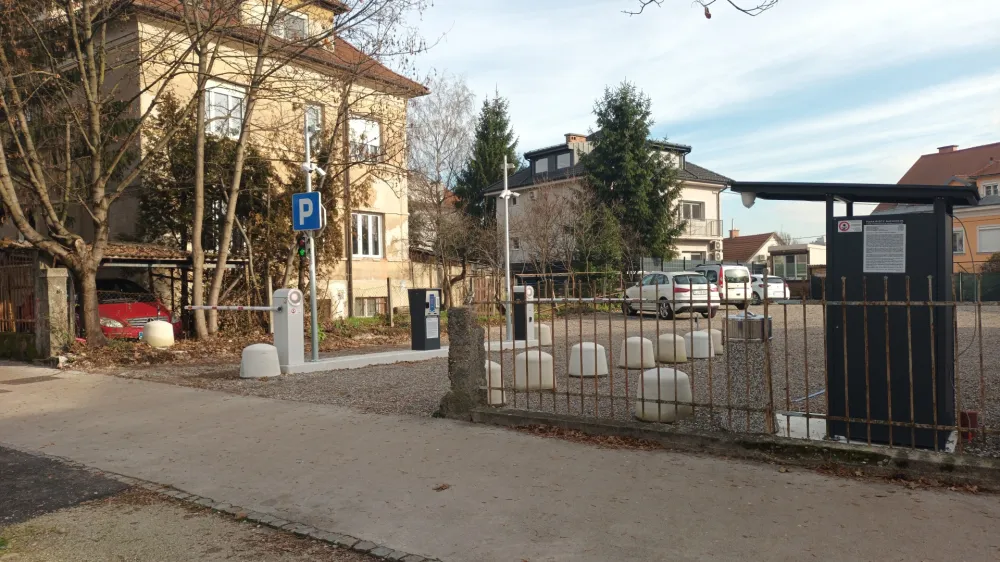 Makadamsko parkirišče ob Njegoševi cesti