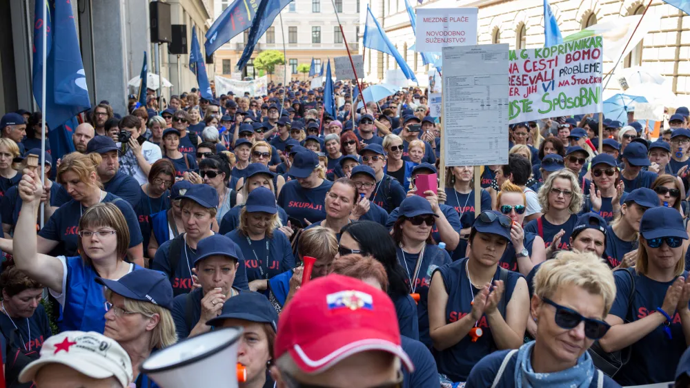 ﻿- 20.06.2017 - protestni shod pred Vlado RS - najslabše plačani javni uslužbenci zahtevali zvišanje plač - protest delavk in delavcev iz plačne skupine J ter pomočnic in pomočnikov vzgojiteljic in vzgojiteljev/FOTO: Matjaž Rušt
