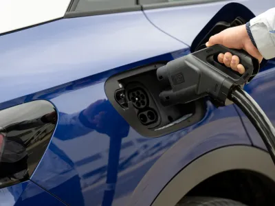 FILED - 14 July 2022, Saxony, Zwickau: A person connects an all-electric ID.4 to a charging station at a Volkswagen plant. Photo: Hendrik Schmidt/dpa