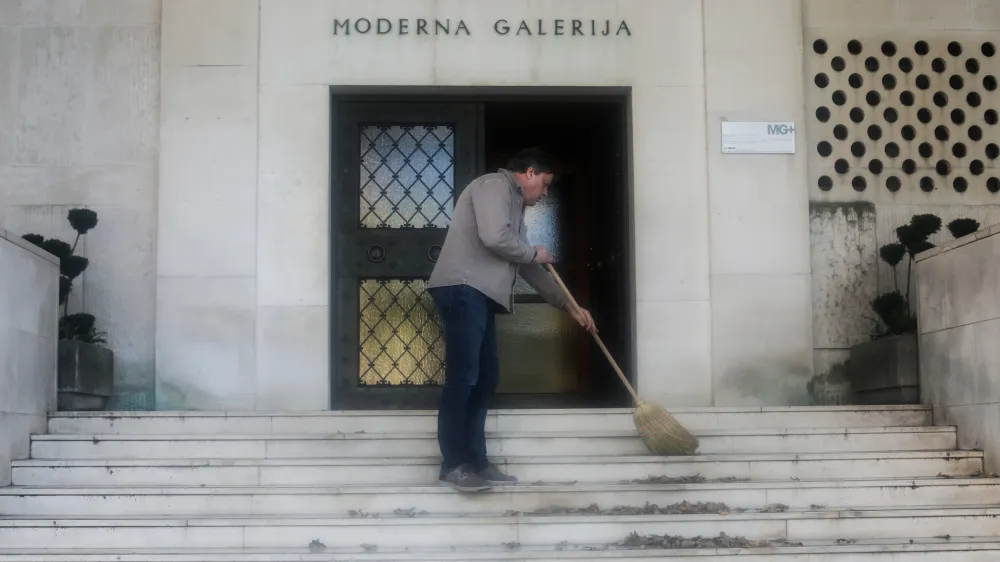 - 07.10.2022 - Čiščenje vhoda pred Moderno galerijo. Moderna galerija. //FOTO: Bojan Velikonja