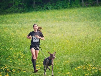 Lara Puc je mlada bodoča veterinarka, ki se s svojo psičko Lužo rekreira med tekom, ob kolesu ali na smučeh. F osebni arhiv