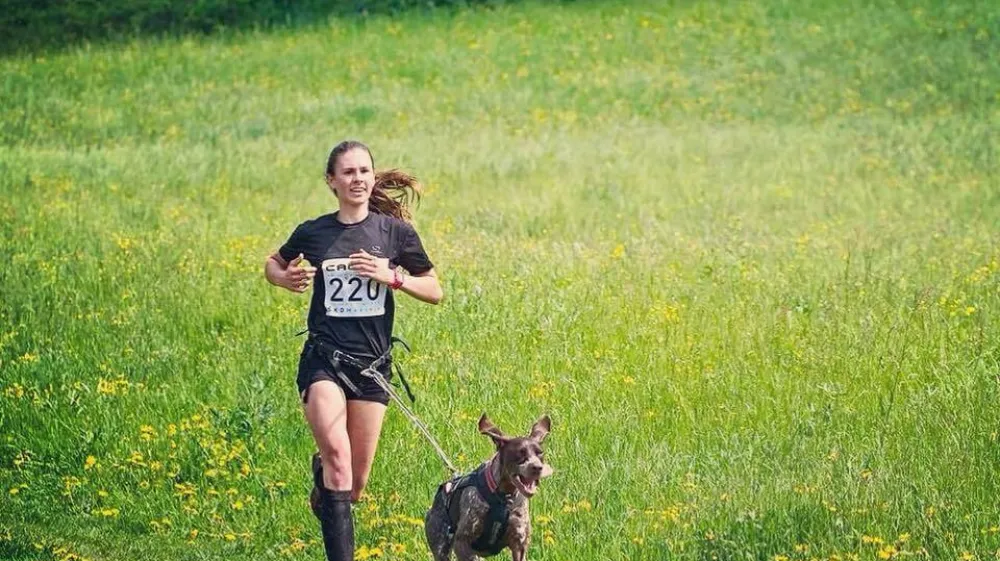 Lara Puc je mlada bodoča veterinarka, ki se s svojo psičko Lužo rekreira med tekom, ob kolesu ali na smučeh. F osebni arhiv